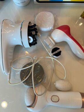 Handheld Facial & Body Cleansing Brush Set - White & Pink